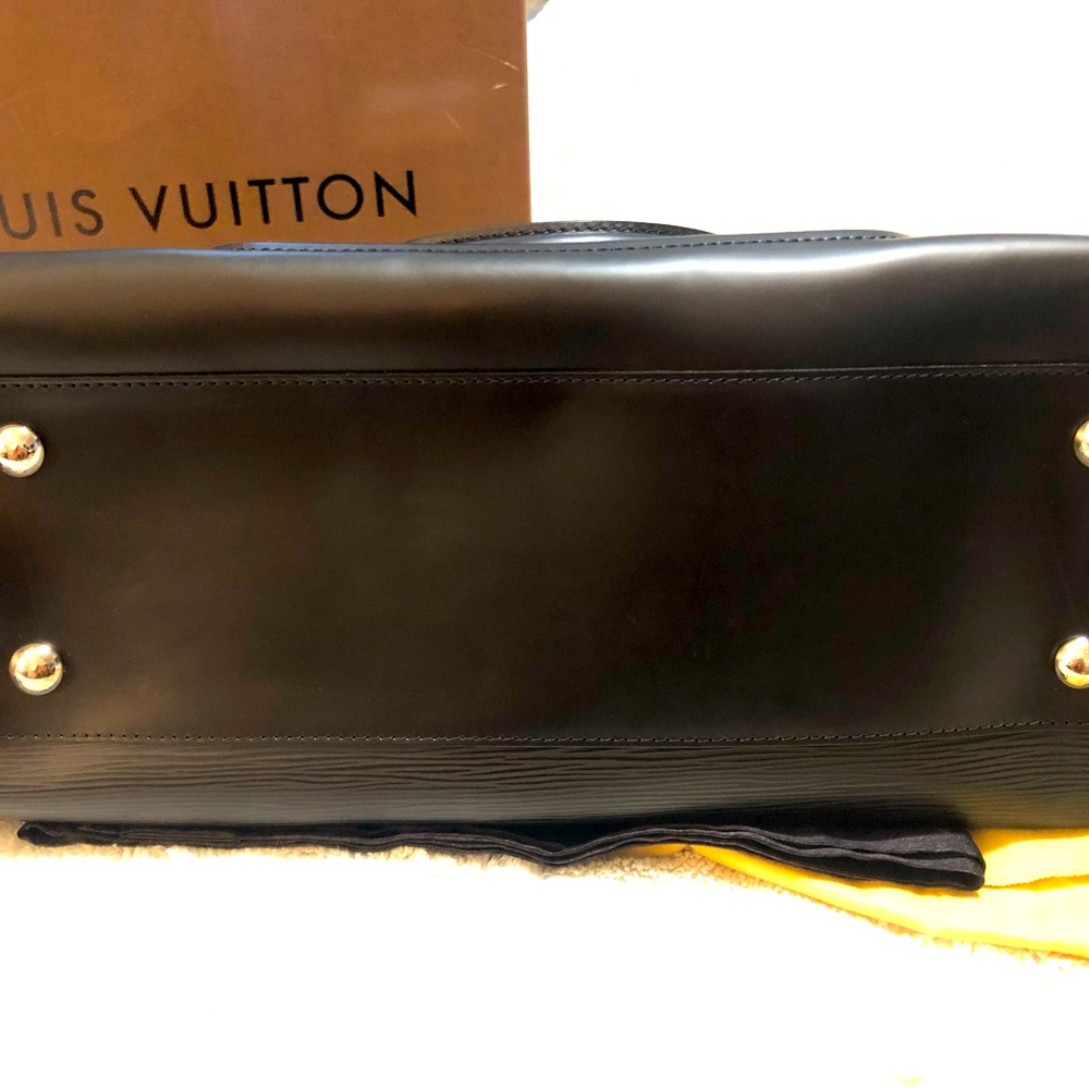 Women’s Louis Vuitton Purse - Picture 4 of 15